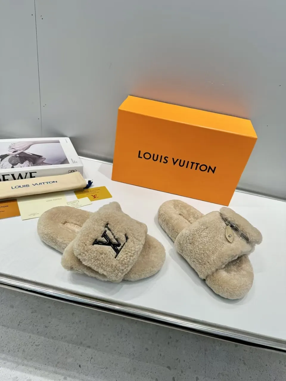 👟👟Ex-factory price 500👟👟 Popular style [LV mop] official website synchronization: counter quality! My family only makes all-genuine lamb 🐑 wool. A giant trendy fall and winter thick-soled fur flip flop. The super comfortable and luxurious wool texture makes your feet more beautiful, confident and comfortable. It is very suitable for home and outdoor use. 1: Fabric: Genuine leather lamb 🐑 wool 2: Lining: Genuine leather lamb 🐑 wool 3: Foot pads: Genuine leather lamb 🐑 wool 4: Outsole: Wear-resistant and non-slip rubber outsole 5: Number of yards: 35-41 yards [Note: 41 customized]